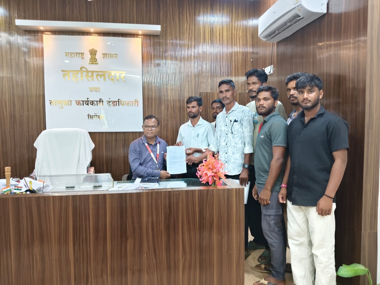 नारायणपूर–भोगपूर मार्गावरील वाढत्या अपघातांच्या पार्श्वभूमीवर गतिरोधक बसविण्याची ग्रामस्थांची मागणी...!राष्ट्रीय महामार्ग ३५३-सी वरील धोकादायक ठिकाणी तातडीने उपाययोजना करण्यासाठी जिल्हाधिकाऱ्यांना तहसीलदार, सिरोंचा यांच्या मार्फत निवेदन