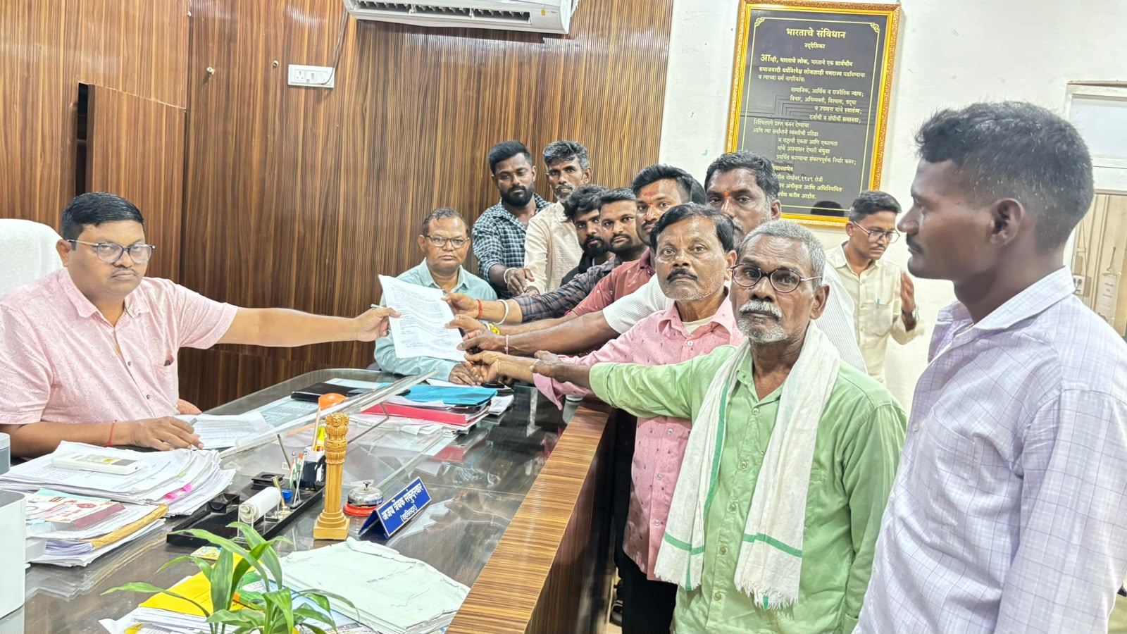 सिरोंचा तालुक्यात धान खरेदीची मर्यादा वाढविण्याची मागणी...! प्रति एकर किमान २० क्विंटल धान खरेदी करण्याची मागणी; जिल्हाधिकाऱ्यांना निवेदन, तालुका कृषी अधिकाऱ्यांनाही निवेदन..!