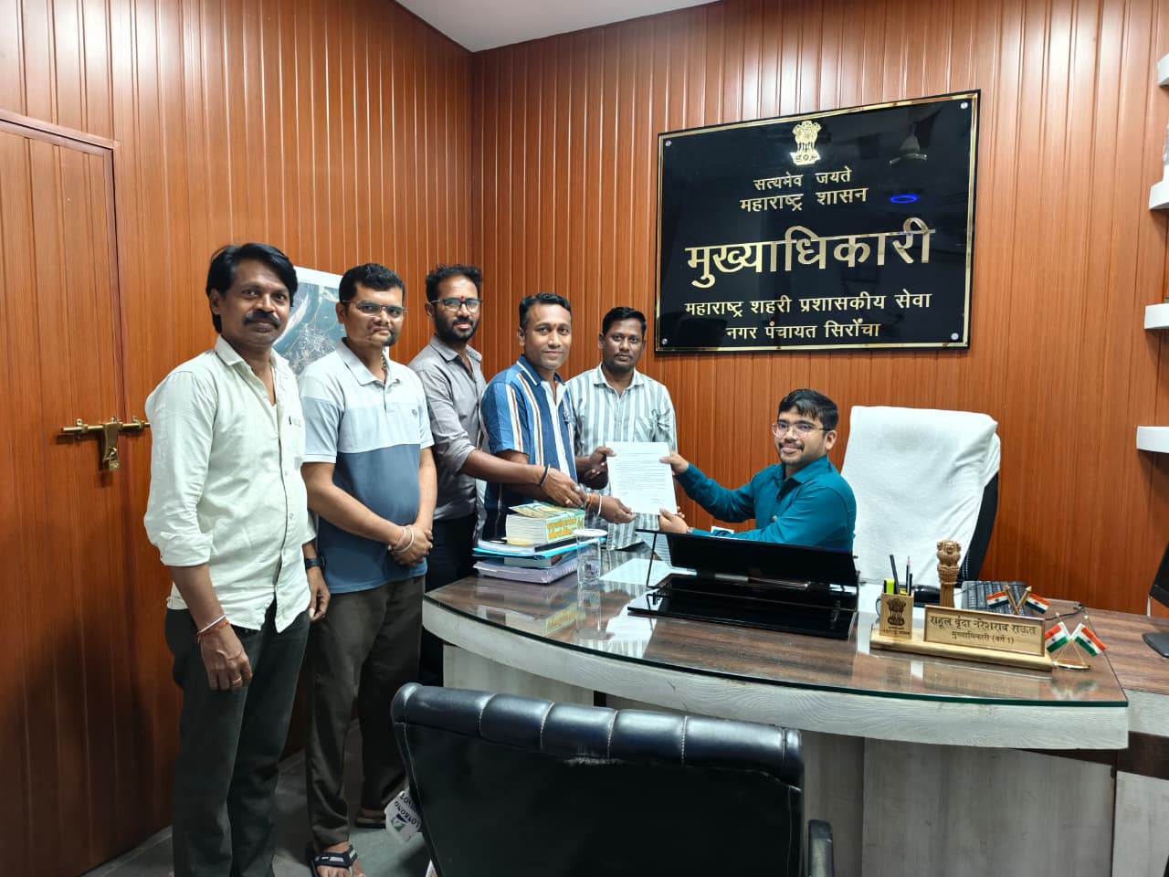 नवरात्रोत्सवा दरम्यान सिरोंचा शहरातील बंद व नादुरुस्त पथदिवे तातडीने दुरुस्त करून संपूर्ण शहराची प्रकाश व्यवस्था सुरळीत करण्याबाबत मुख्याधिकारी यांना निवेदन सादर..!धर्मराव विद्यालयाचा माजी विद्यार्थ्यां कडून (98-99सत्राचा)  निवेदन सादर....!