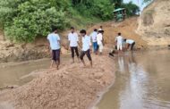 कारसपल्ली–सिरोंचा मार्गावरील धोकादायक नाल्याची युवकांकडून दुरुस्ती; मंजूर टेंडर होऊनही पूल गायब...!