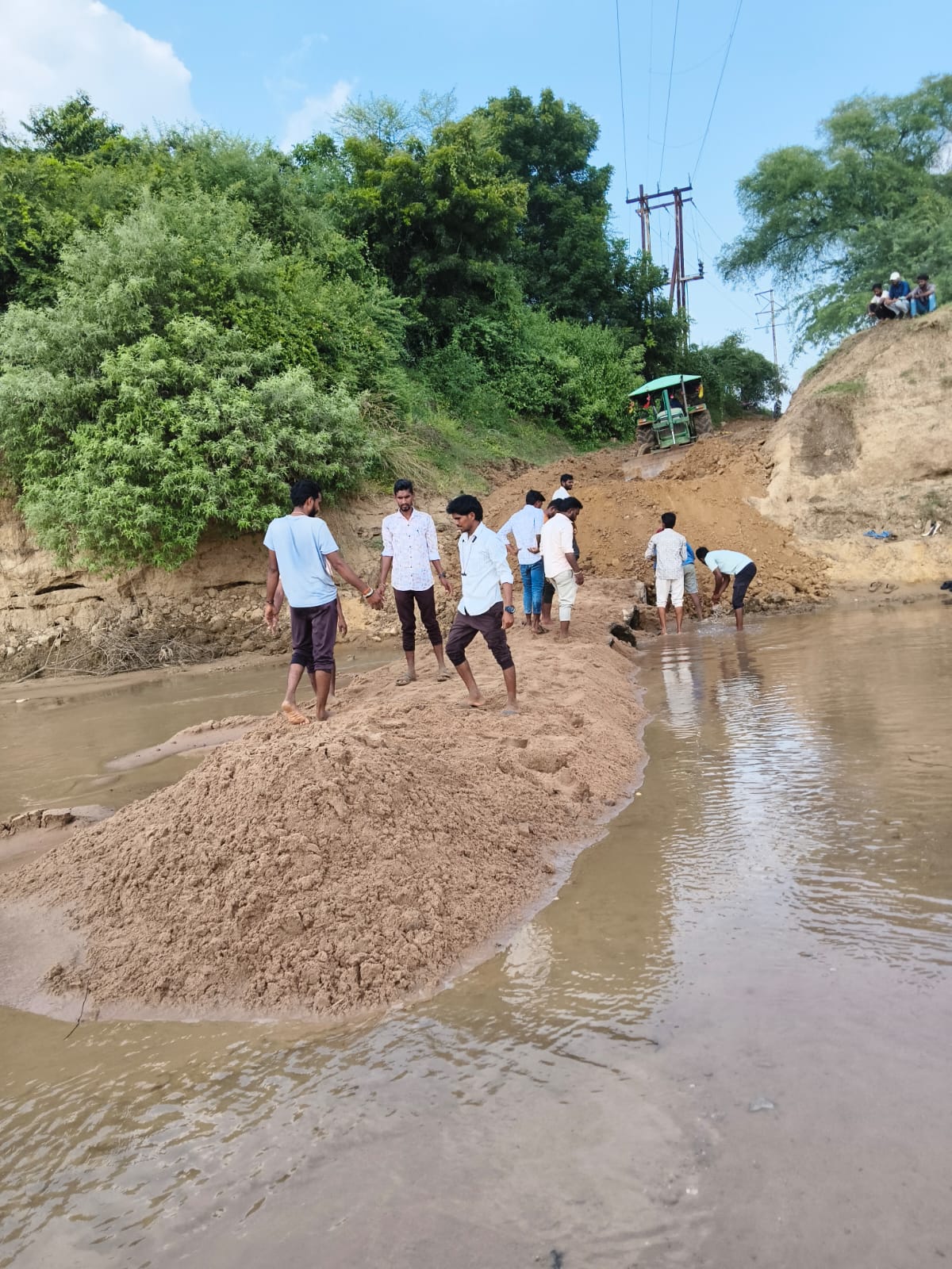 कारसपल्ली–सिरोंचा मार्गावरील धोकादायक नाल्याची युवकांकडून दुरुस्ती; मंजूर टेंडर होऊनही पूल गायब...!