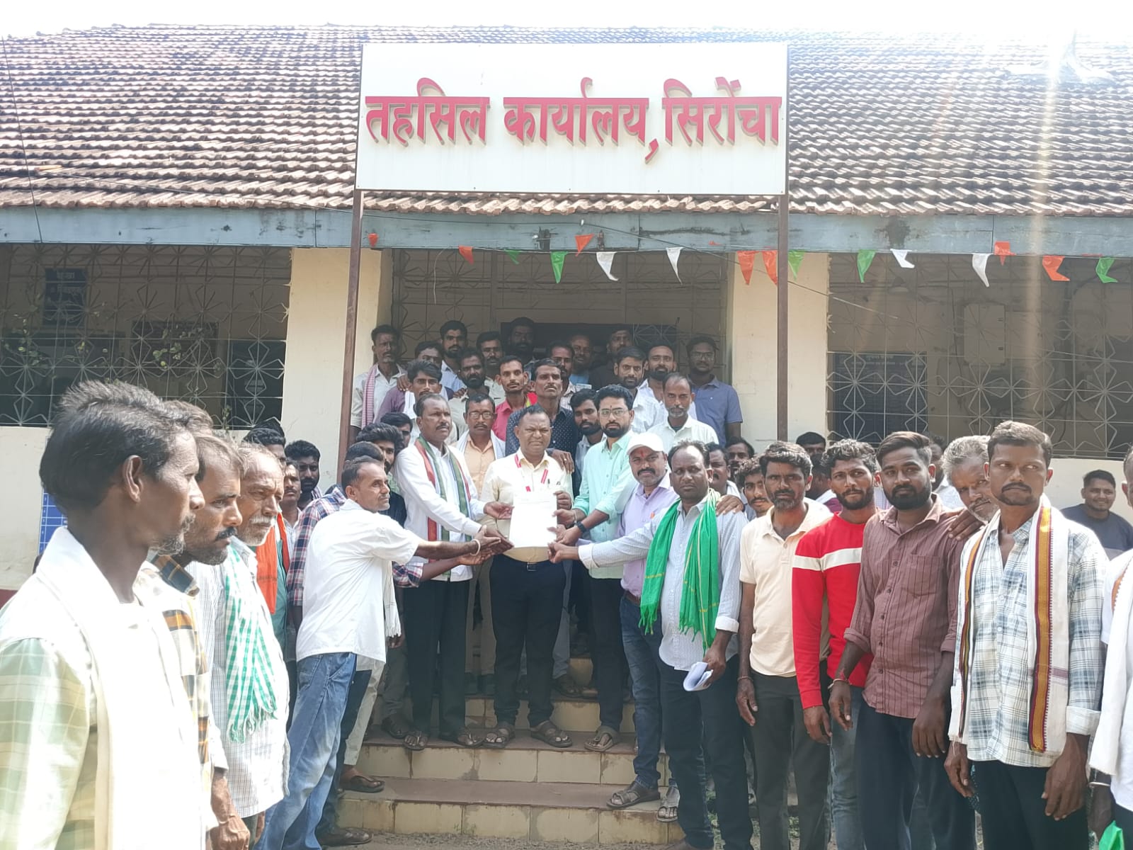बामणी सबस्टेशन अंतर्गत विद्युत पुरवठा सुरळीत करण्यासाठी रेंगुठा परिसरातील शेकडो शेतकरी तहसील कार्यालय व महावितरण कार्यालयावर धडकले; तहसीलदार व महावितरण उप कार्यकारी अभियंता यांना निवेदन सादर! दोन तीन दिवसात विद्युत समस्या निकाली काढण्यात यावे अन्यथा जन आंदोलन चा इशारा..!